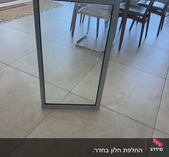 כנף חלון אלומיניום עם זכוכית שקופה המוחזקת ביד